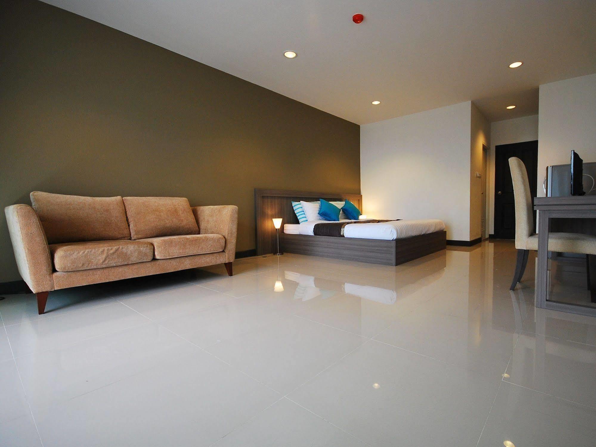 Baan Mina Aparthotel Bangkok Exterior photo
